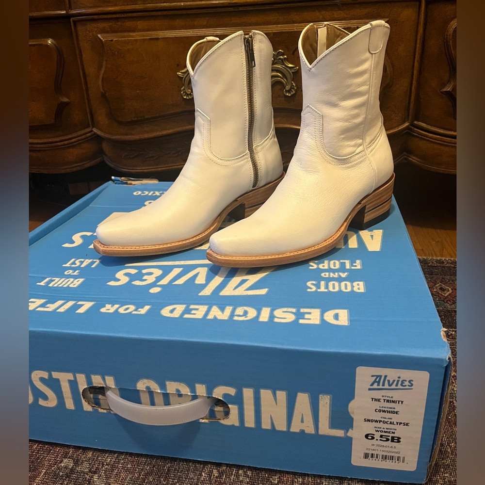 Alvies Women Boot size 6.5 white brand new NWT